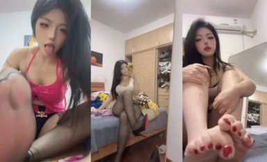 最新流出，抖音極度反差絲襪婊【梨梨美襪】定製福利，淫語勾引摸逼阿黑顏 (2)