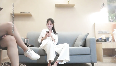 白衣顏值美女，有一見鍾情的感覺，坐在身上捏奶子，口交舔屌活不錯，上位騎乘打樁抽插猛操,